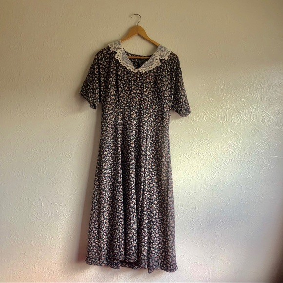 Vintage Dresses & Skirts - Vintage Petite Focus Floral Midi Dress w Lace